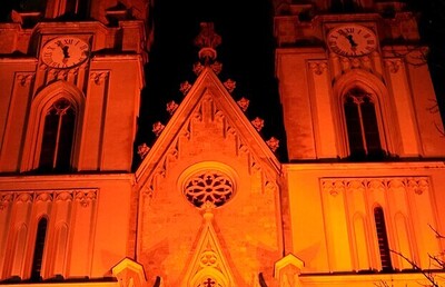 Auch die Stiftskirche Admont leuchtete in den vergangenen Jahren in Rot.