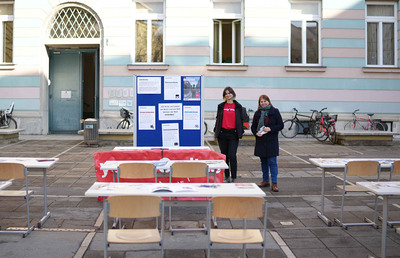 Die youngCaritas Steiermark (im Bild Michaela Gsell und Brigitte Kroutil-Krenn) weist darauf hin, wie wichtig Bildung ist um Perspektiven für das Leben entwickeln zu können.